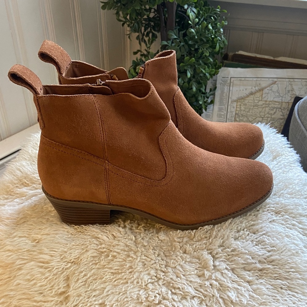 Vionic Vera Suede Ankle Boots